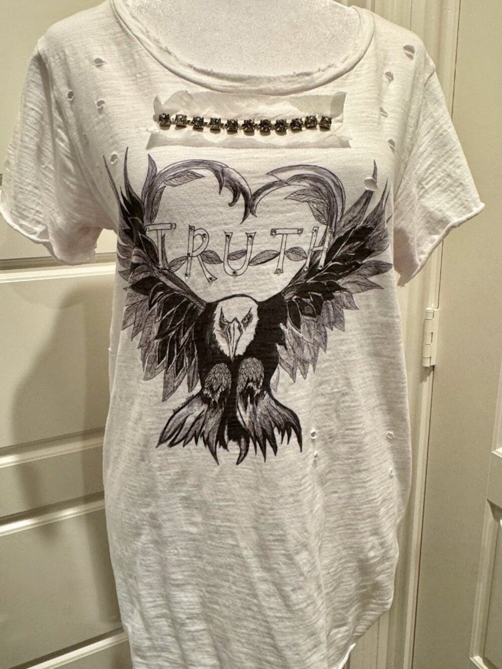 A Rare Bird TRUTH Distressed Tattered Tee Shirt Size SM